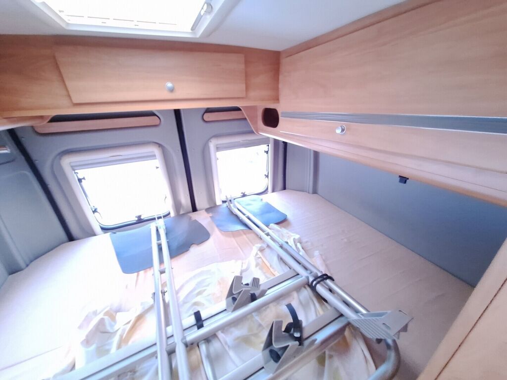 Pössl 2 WIN VAN 600 2014 Musta