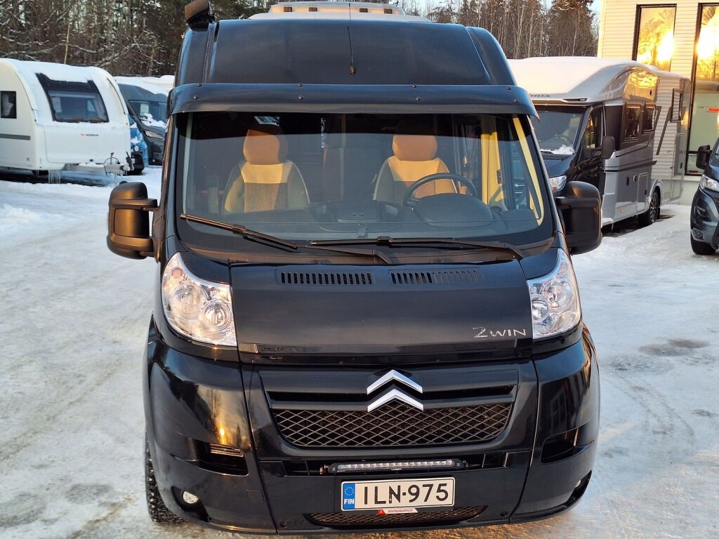 Pössl 2 WIN VAN 600 2014 Musta