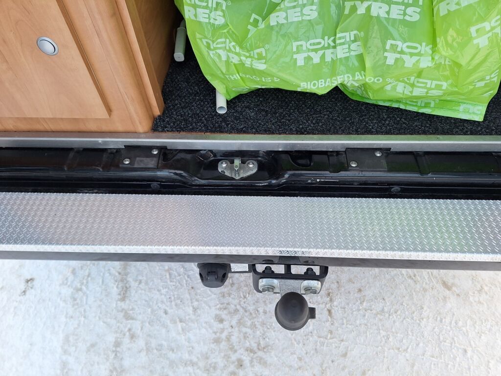 Pössl 2 WIN VAN 600 2014 Musta