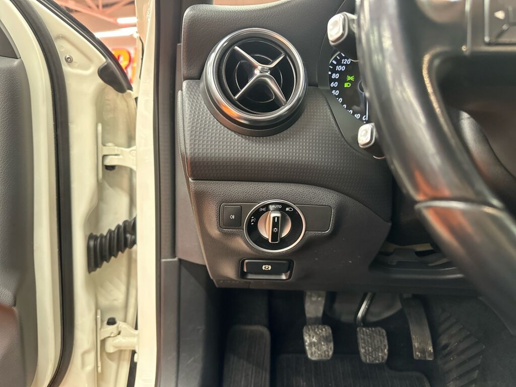 Mercedes-Benz A 2014 Valkoinen