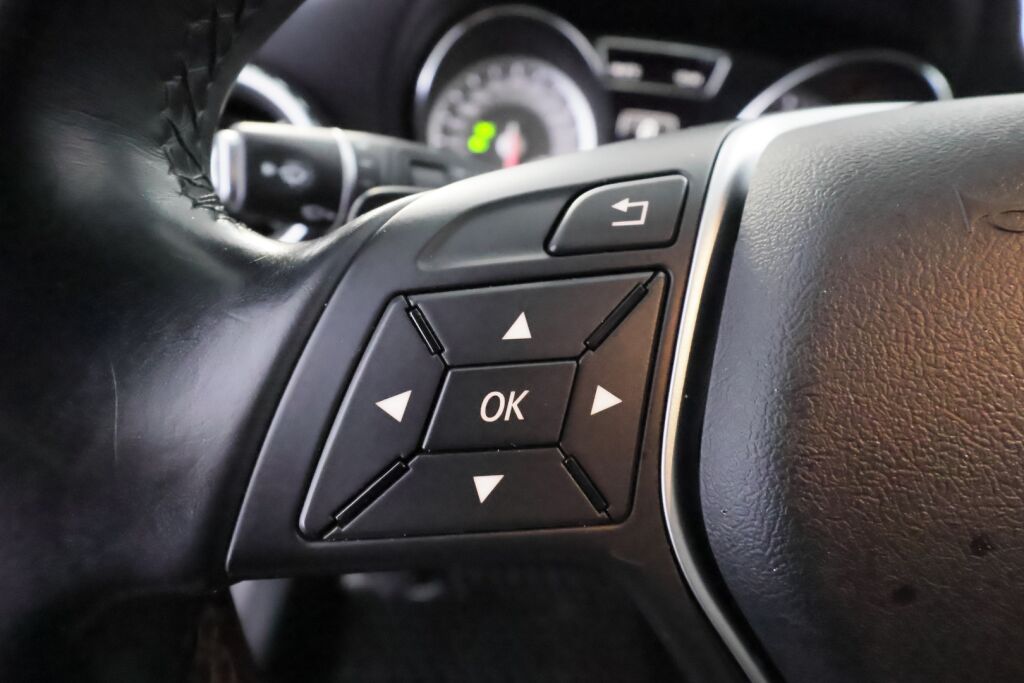 Mercedes-Benz GLA 2015 Musta