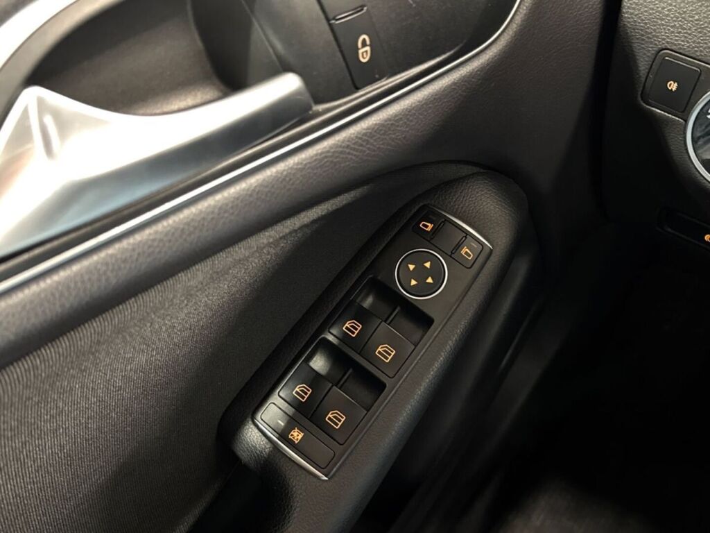 Mercedes-Benz B 2014 Musta