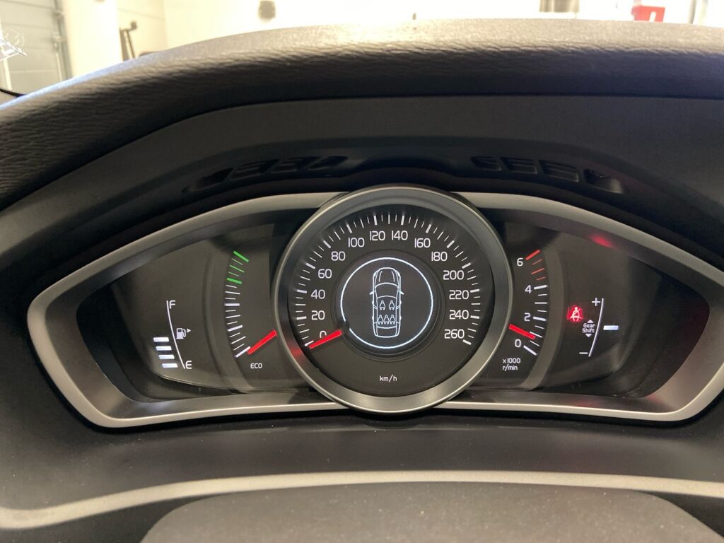 Volvo V40 2015 Musta