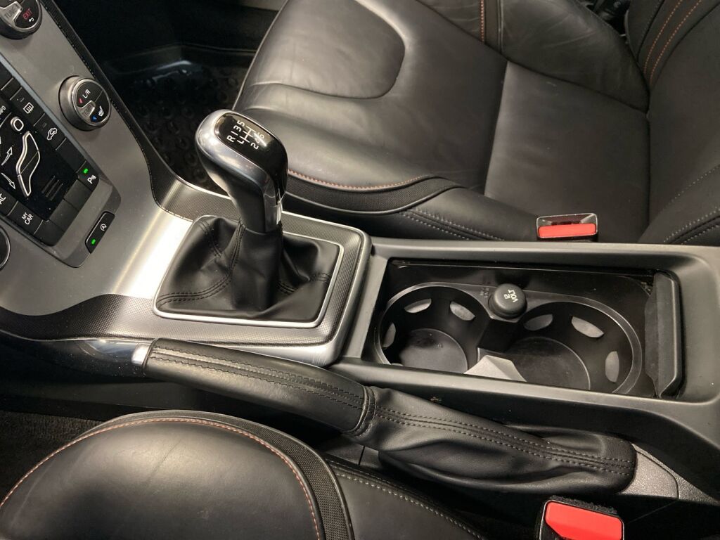 Volvo V40 2015 Musta