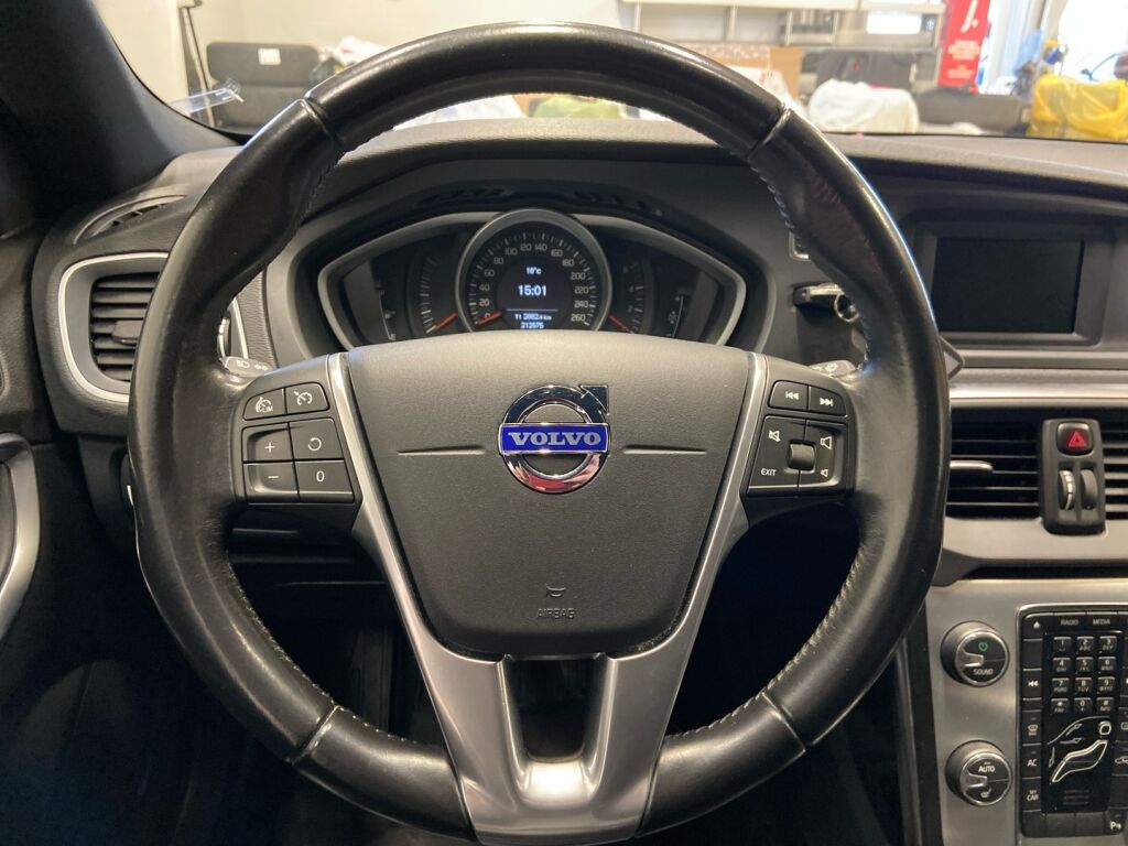 Volvo V40 2015 Musta
