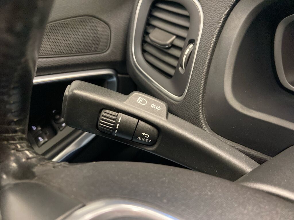 Volvo V40 2015 Musta