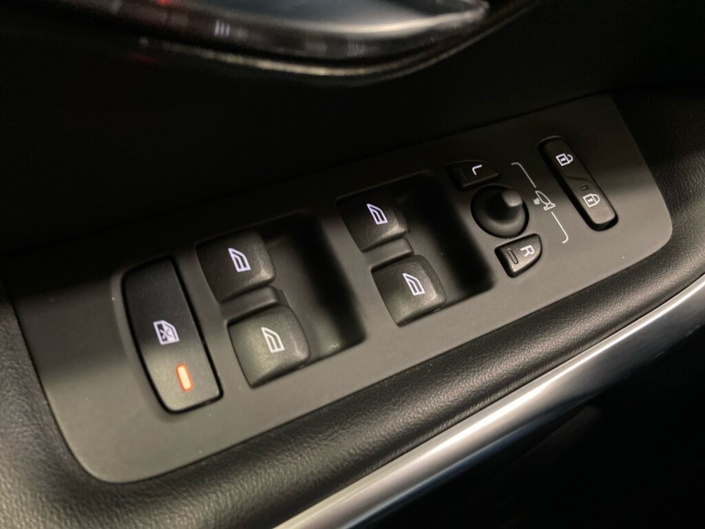 Volvo V40 2015 Musta