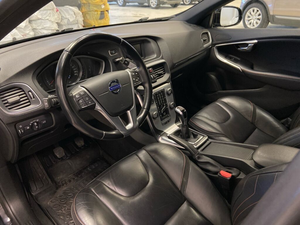 Volvo V40 2015 Musta
