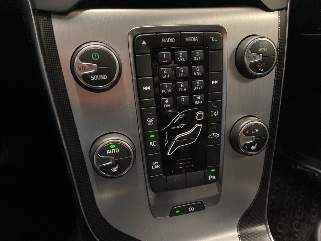 Volvo V40 2015 Musta