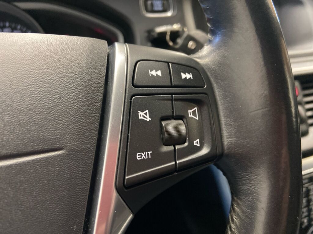 Volvo V40 2015 Musta