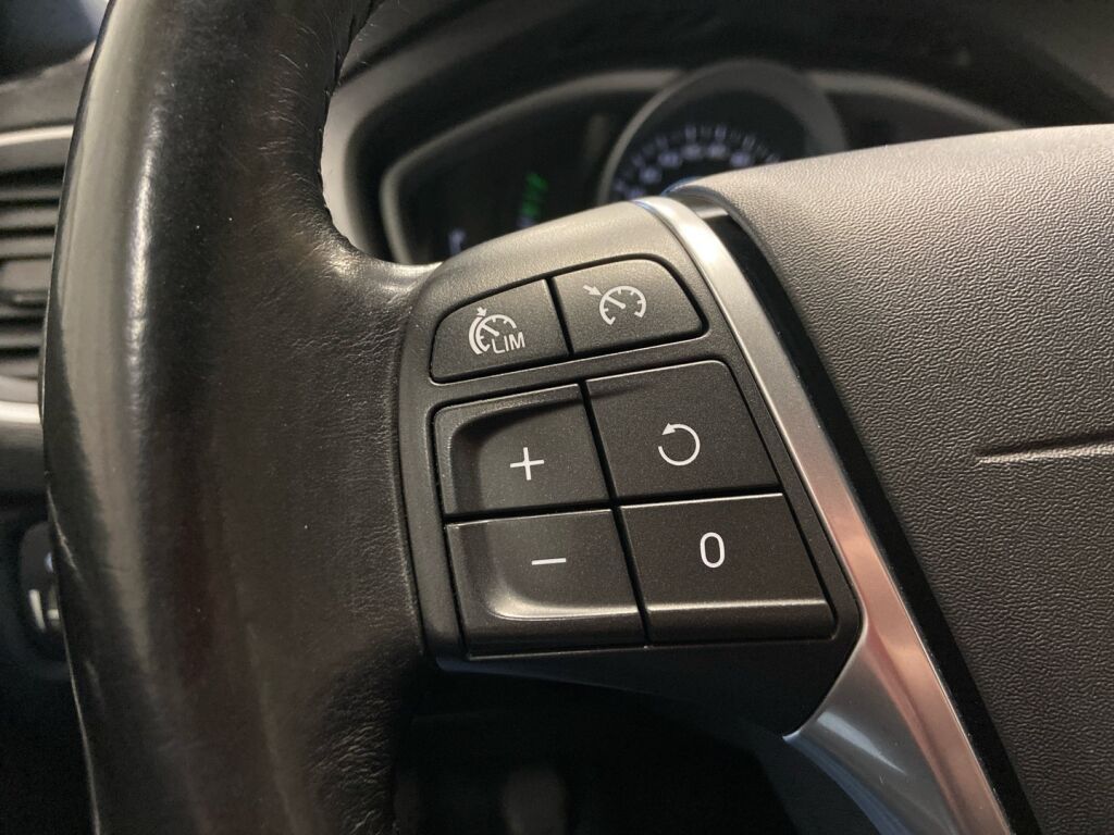 Volvo V40 2015 Musta