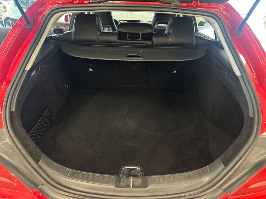Mercedes-Benz CLA 2015 Punainen