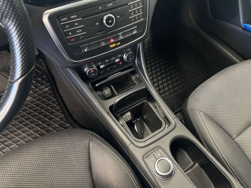 Mercedes-Benz CLA 2015 Punainen