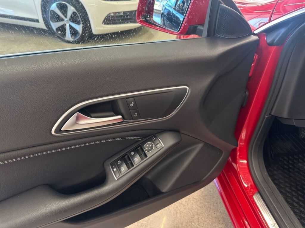 Mercedes-Benz CLA 2015 Punainen
