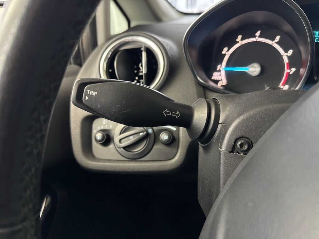 Ford Fiesta 2015 Musta