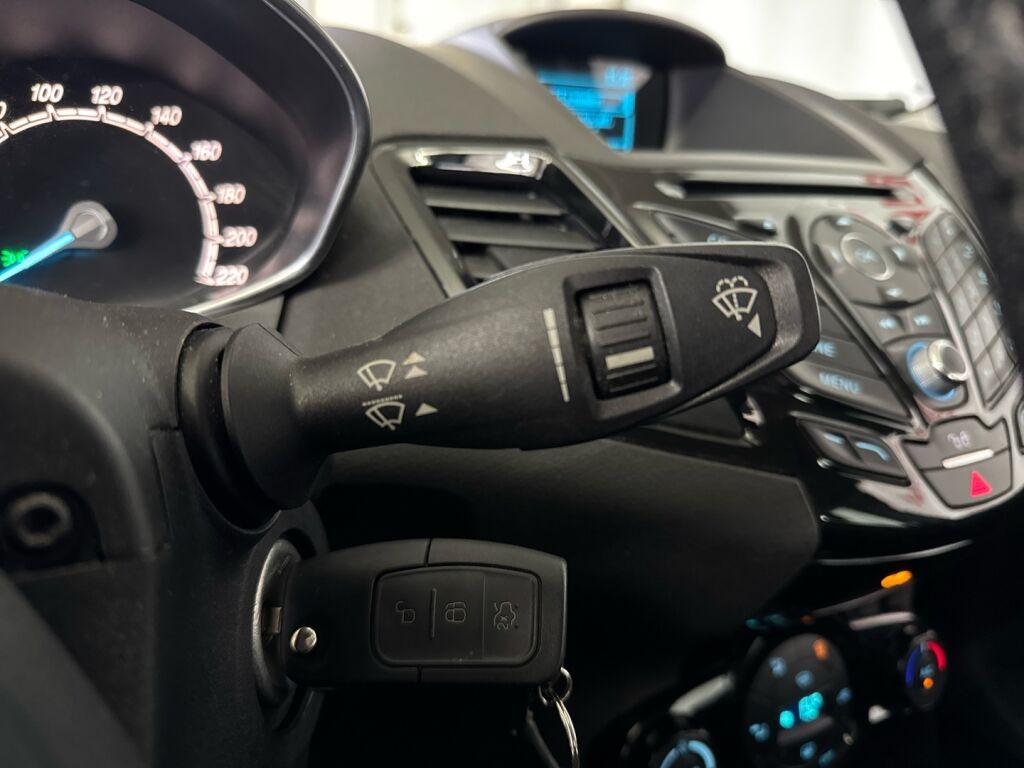 Ford Fiesta 2015 Musta