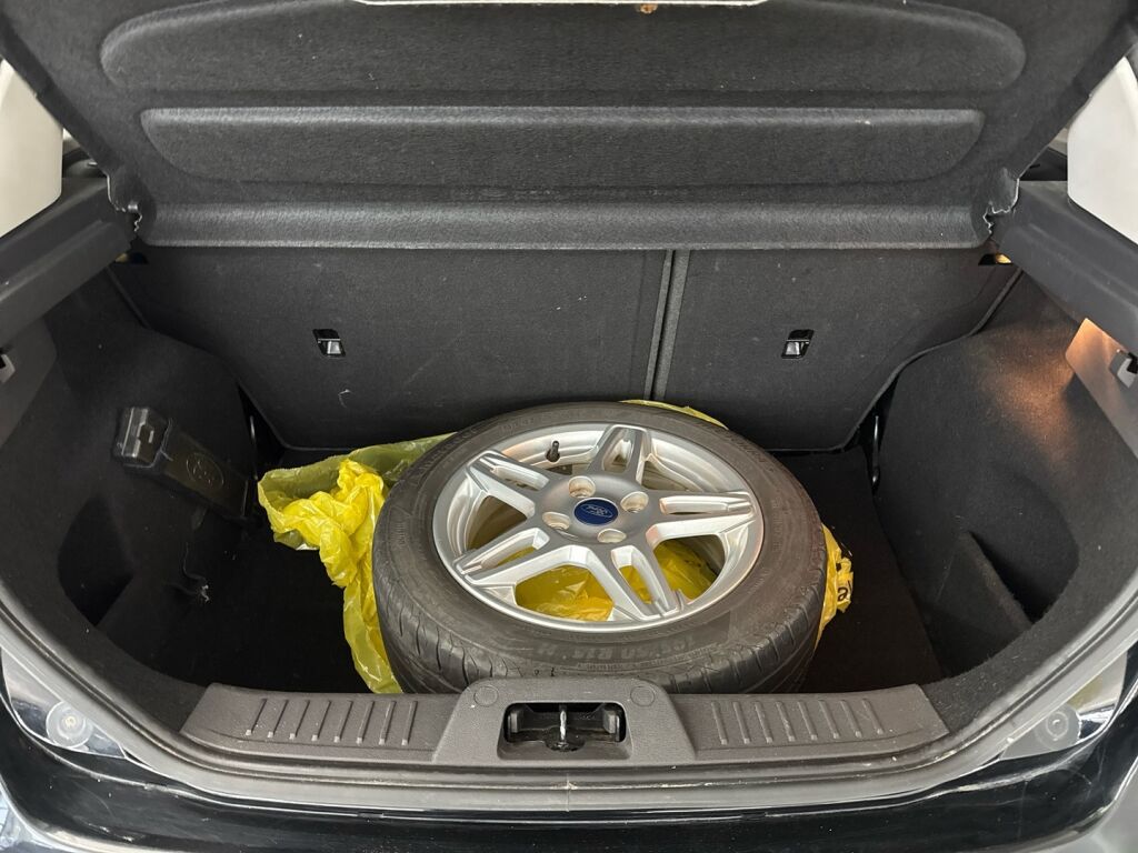 Ford Fiesta 2015 Musta