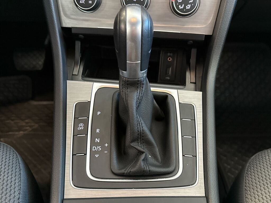 Volkswagen Golf 2015 Musta