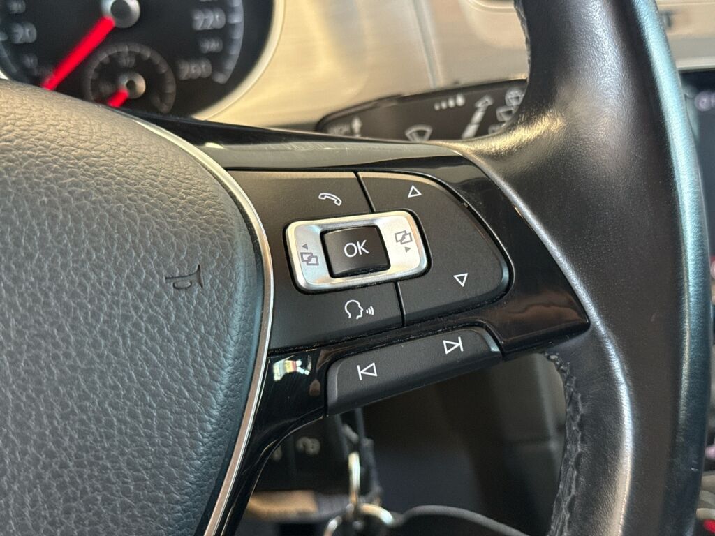 Volkswagen Golf 2015 Musta