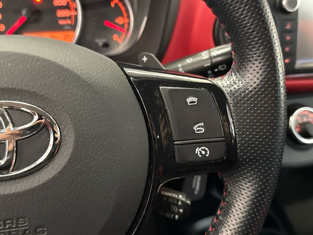 Toyota Yaris 2015 Punainen