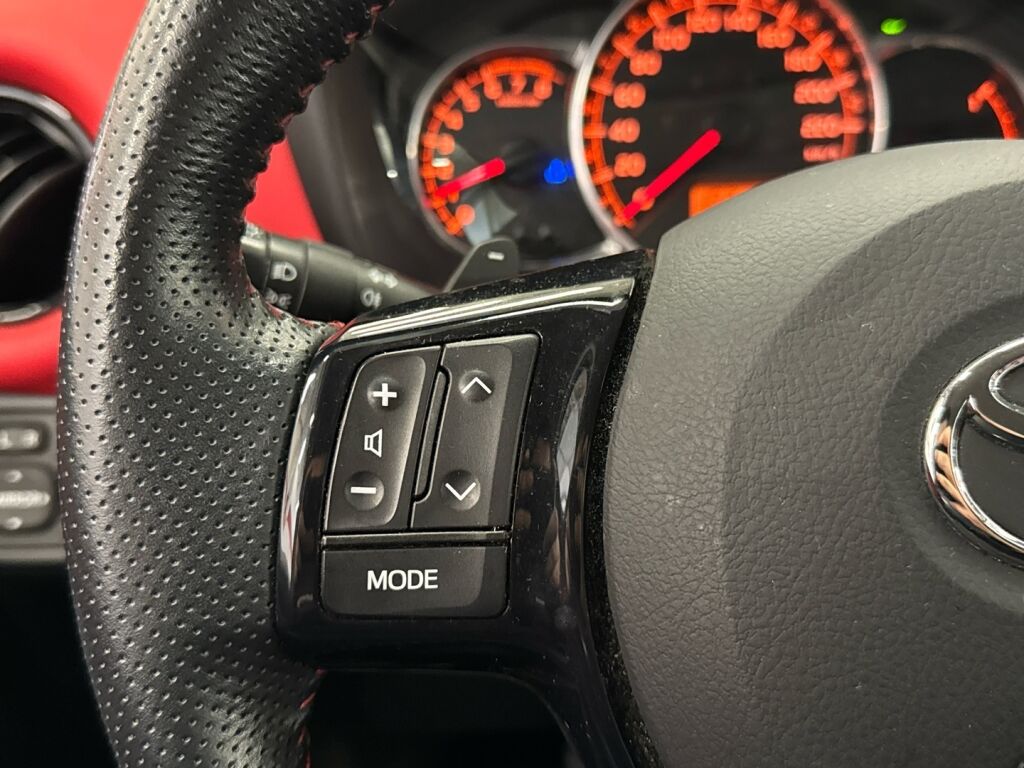 Toyota Yaris 2015 Punainen