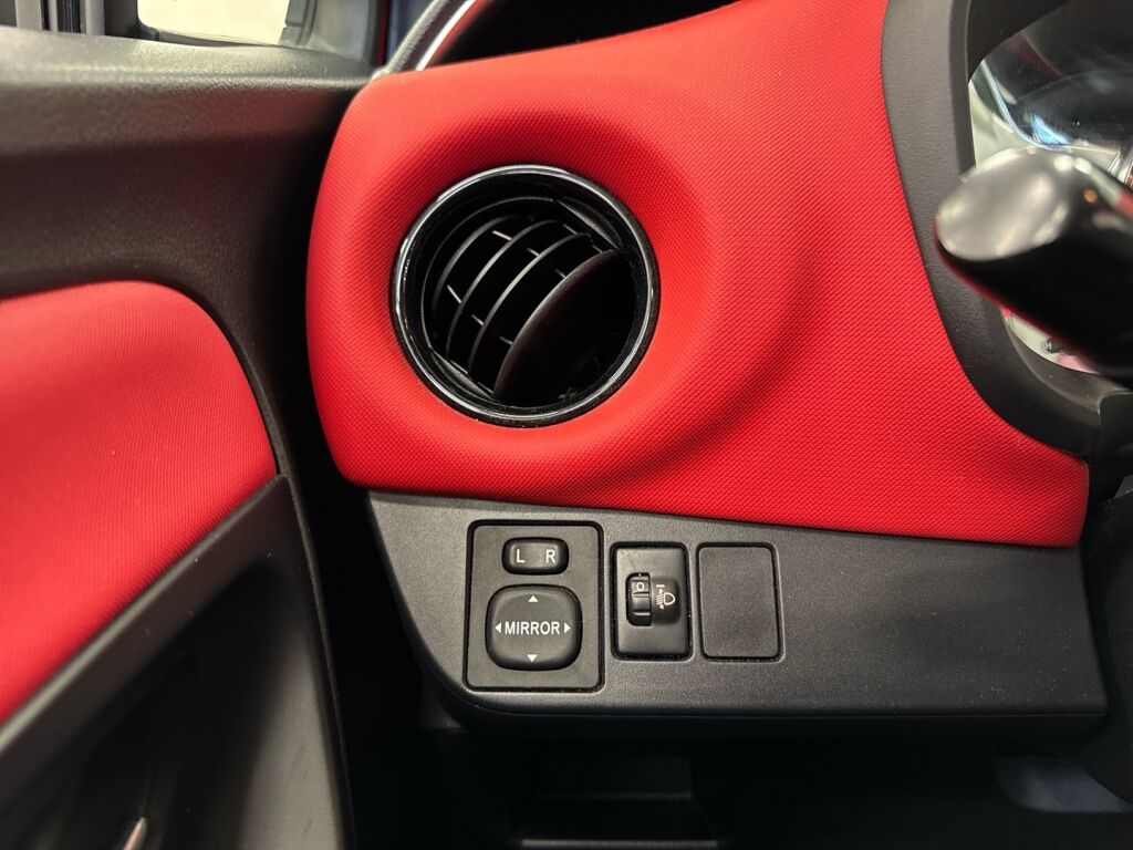 Toyota Yaris 2015 Punainen