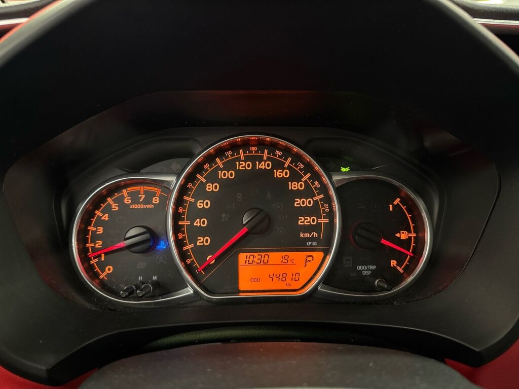 Toyota Yaris 2015 Punainen