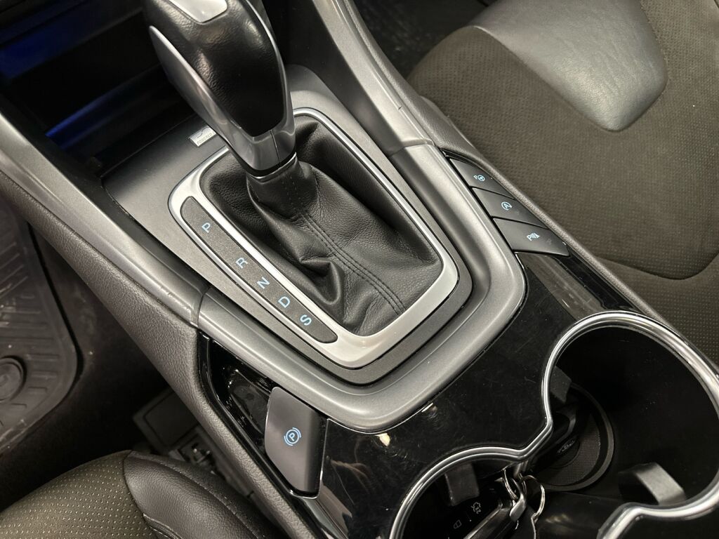 Ford Mondeo 2015 Punainen