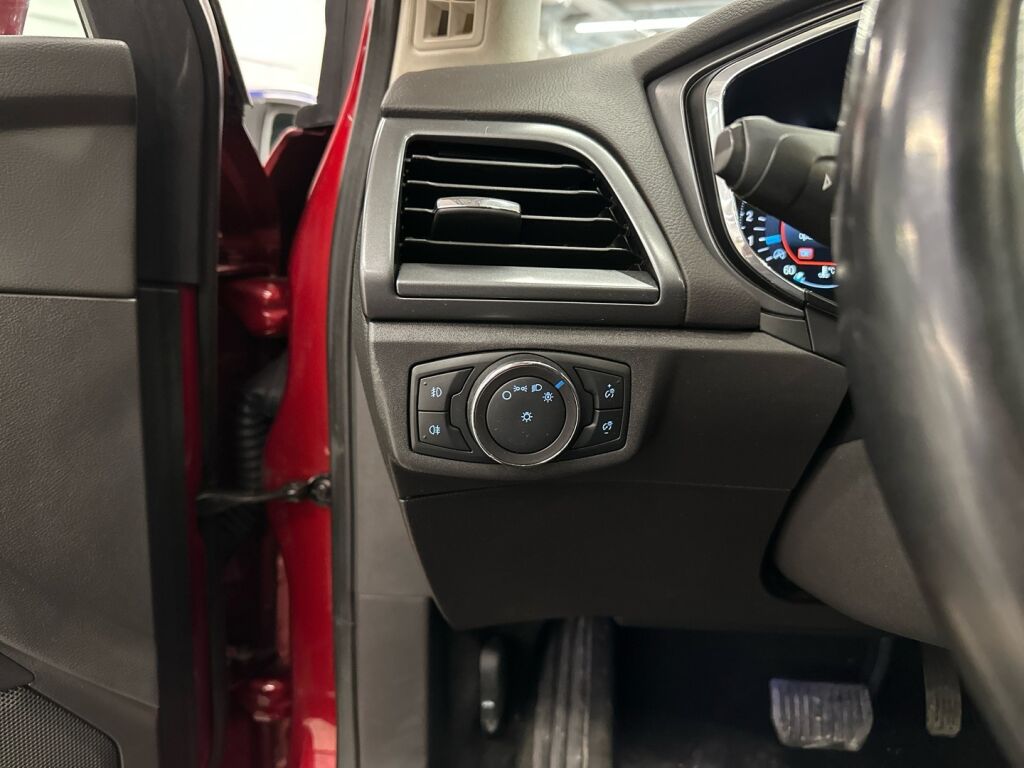 Ford Mondeo 2015 Punainen