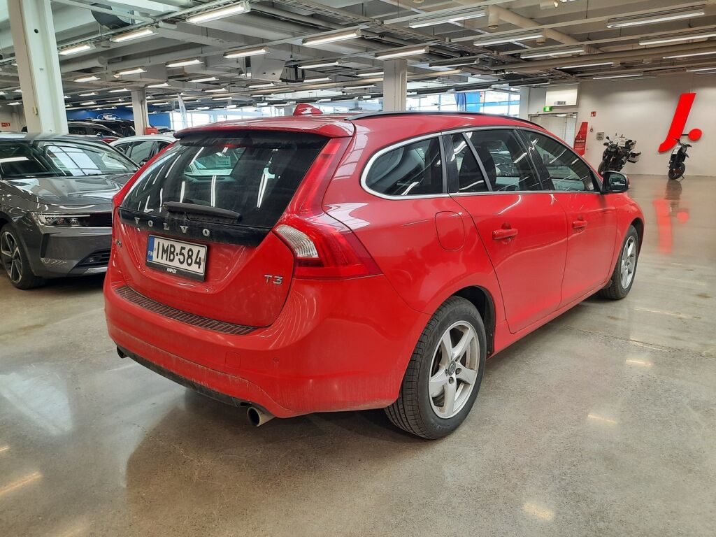 Volvo V60 2015 Punainen