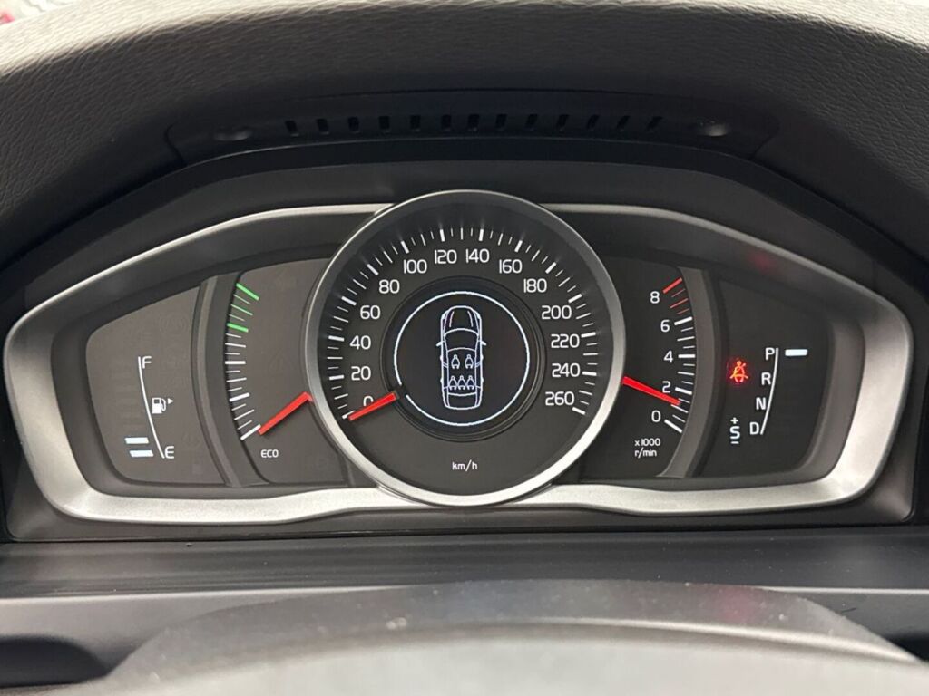 Volvo V60 2015 Punainen