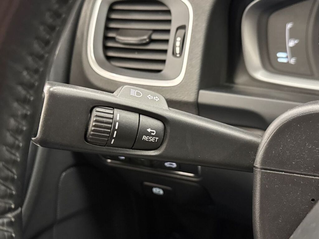 Volvo V60 2015 Punainen