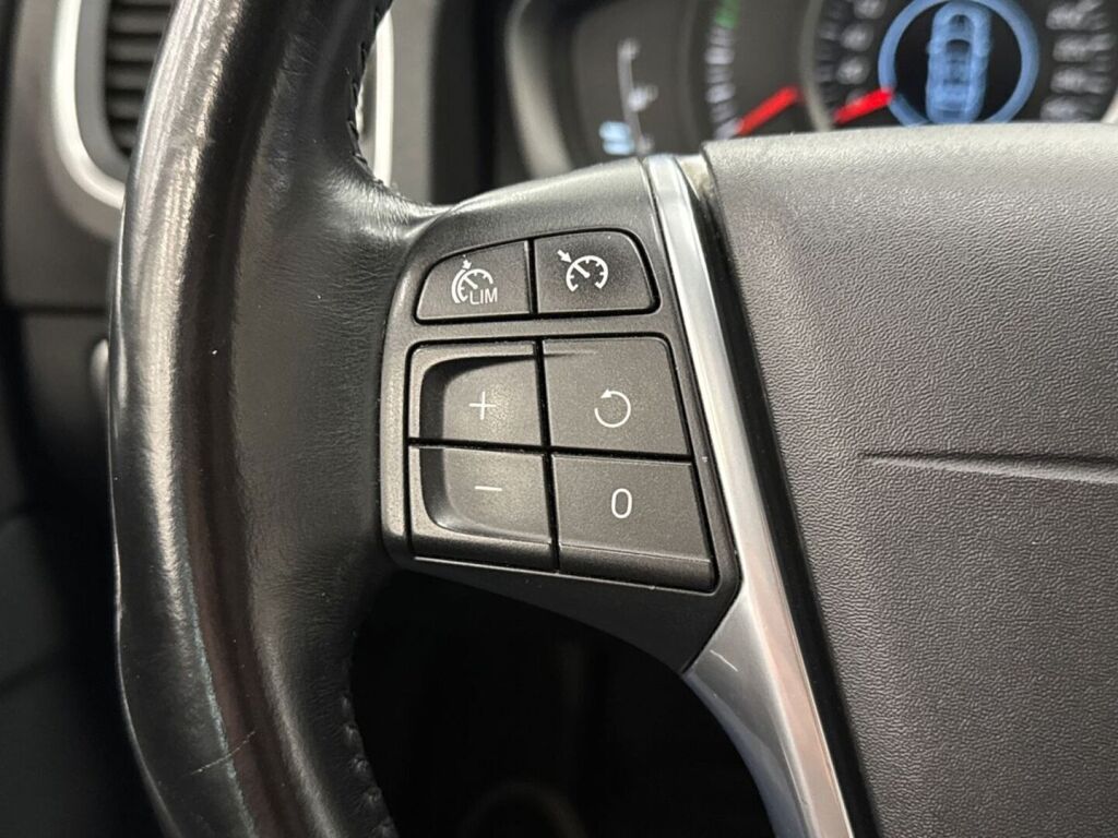 Volvo V60 2015 Punainen