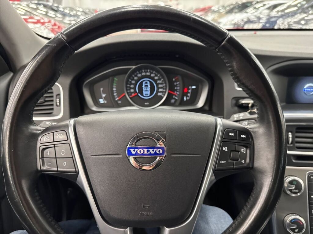 Volvo V60 2015 Punainen