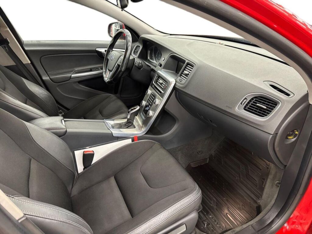 Volvo V60 2015 Punainen