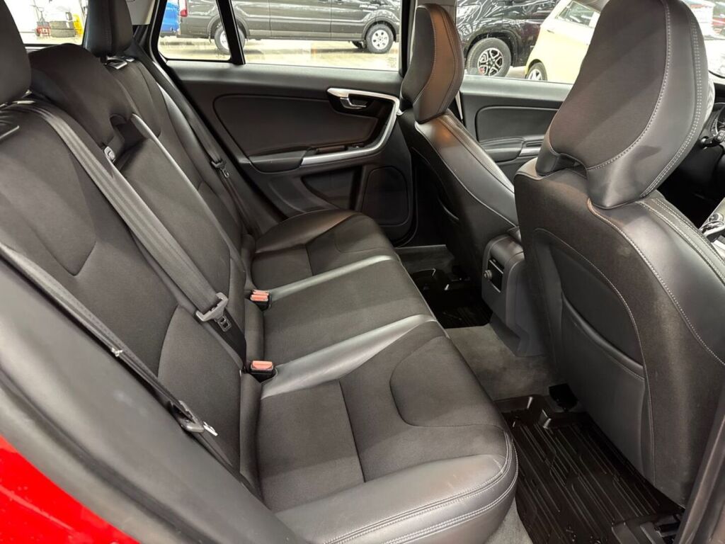 Volvo V60 2015 Punainen