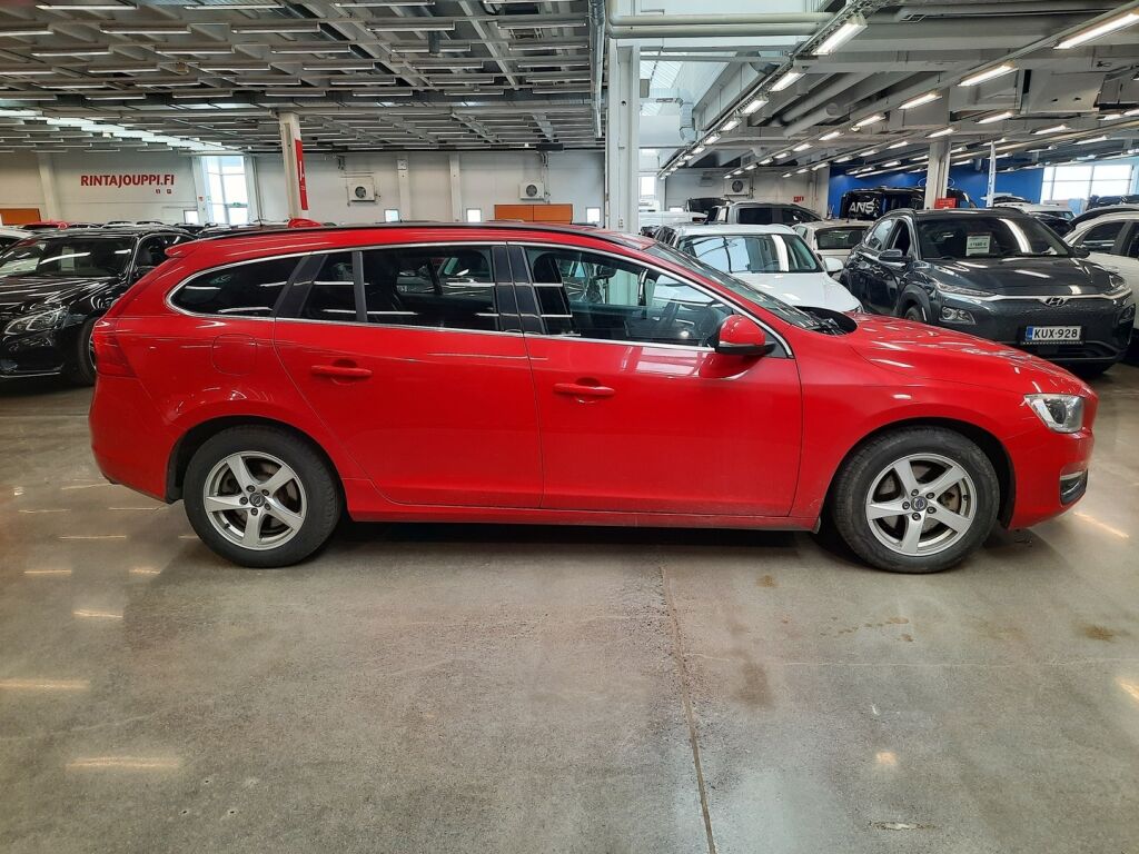 Volvo V60 2015 Punainen
