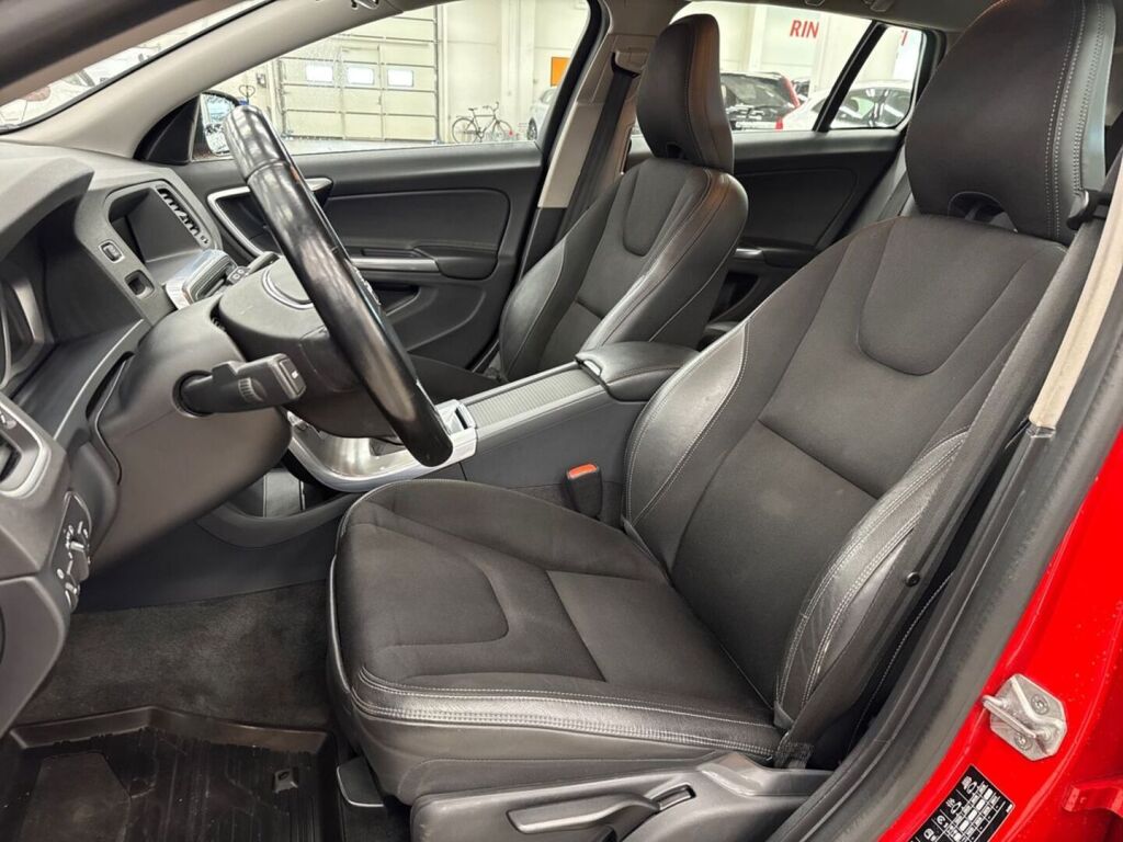 Volvo V60 2015 Punainen