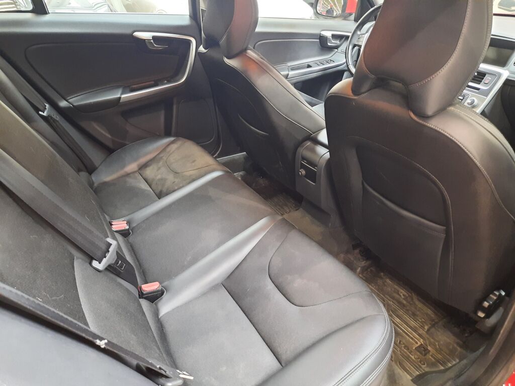 Volvo V60 2015 Punainen