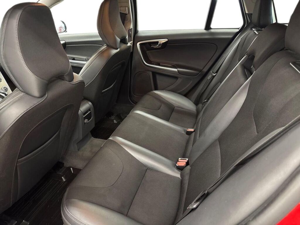 Volvo V60 2015 Punainen
