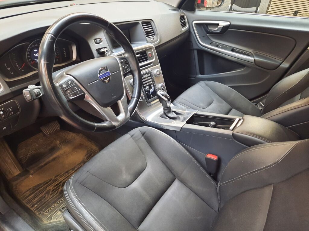 Volvo V60 2015 Punainen