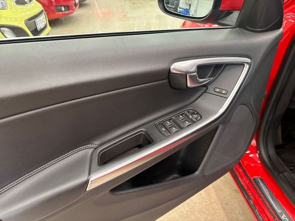 Volvo V60 2015 Punainen