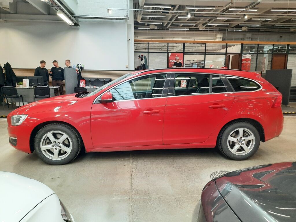 Volvo V60 2015 Punainen