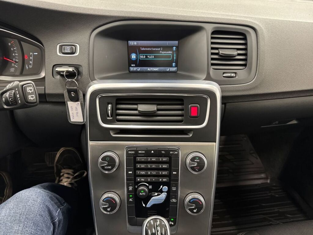 Volvo V60 2015 Punainen