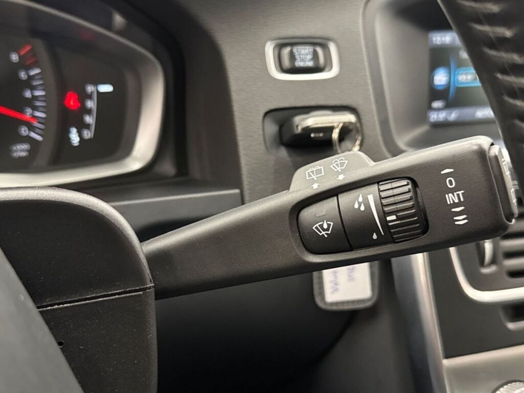 Volvo V60 2015 Punainen