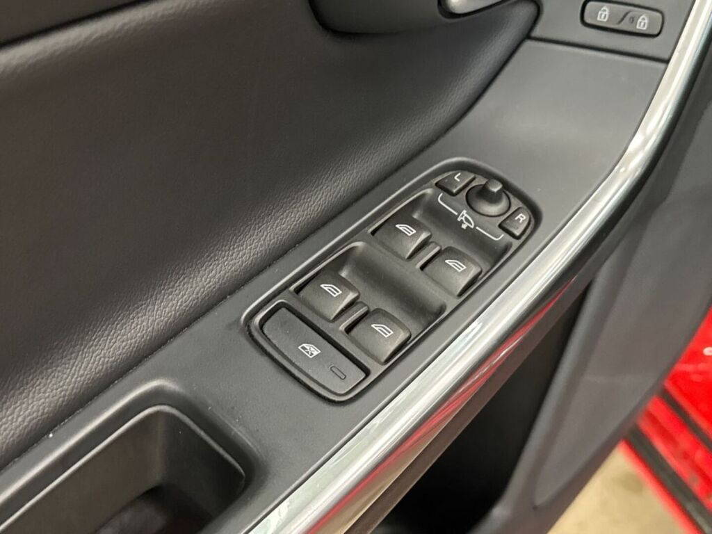 Volvo V60 2015 Punainen