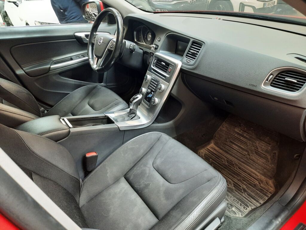 Volvo V60 2015 Punainen
