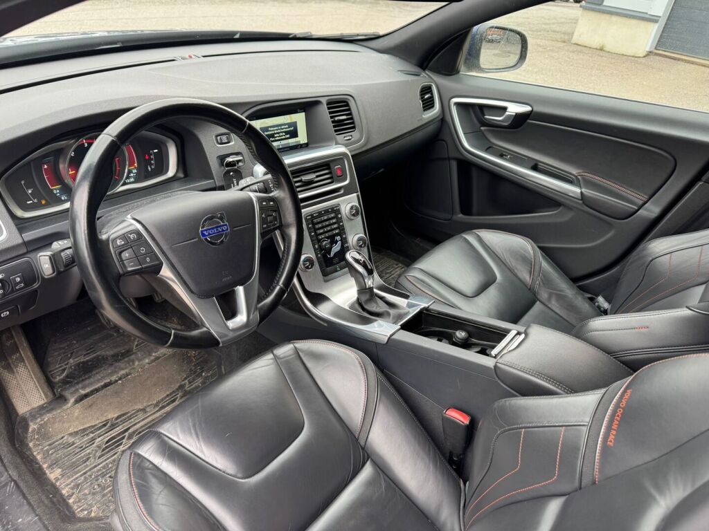 Volvo V60 2015 Sininen