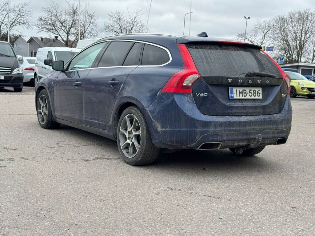 Volvo V60 2015 Sininen