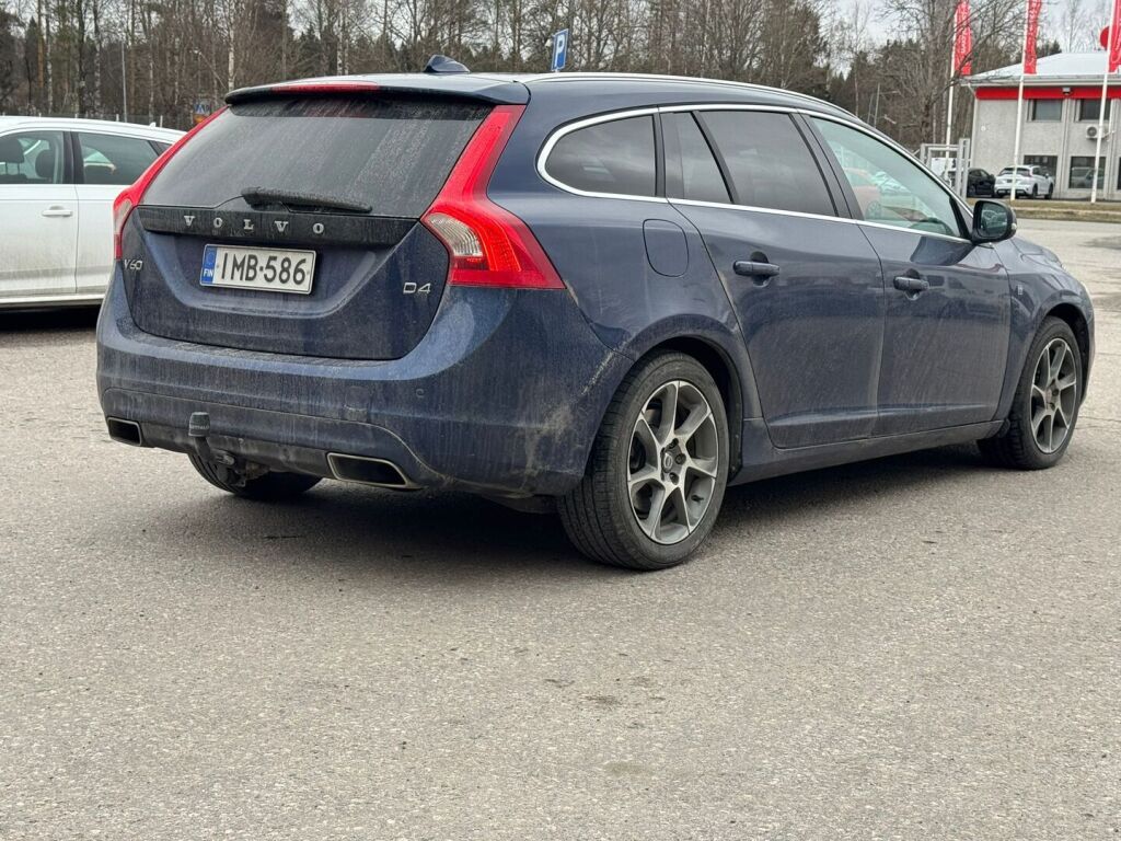 Volvo V60 2015 Sininen